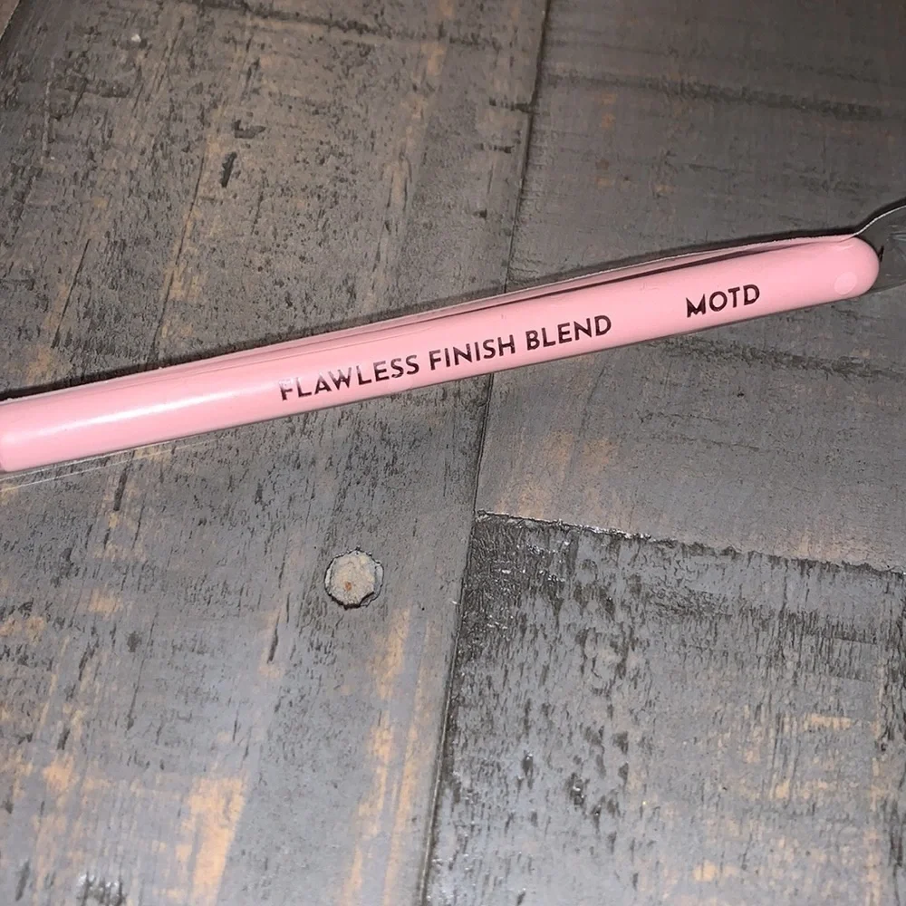 MOTD Flawless Finish Blend‎ Eyeshadow Brush Pink Rose Gold Vegan Makeup Tool NEW